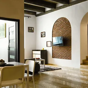 לבקר במלון